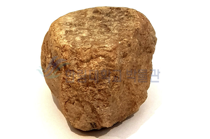 여러면석기(다각면원구)-춘천 거두리유적 출토.jpg 이미지